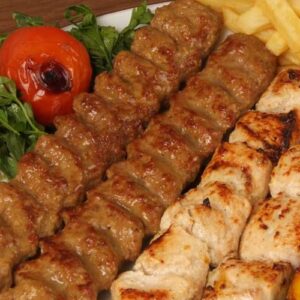 Grillteller Hähnchenbrust spieß und Adana Lamm Kebap spieß Menü